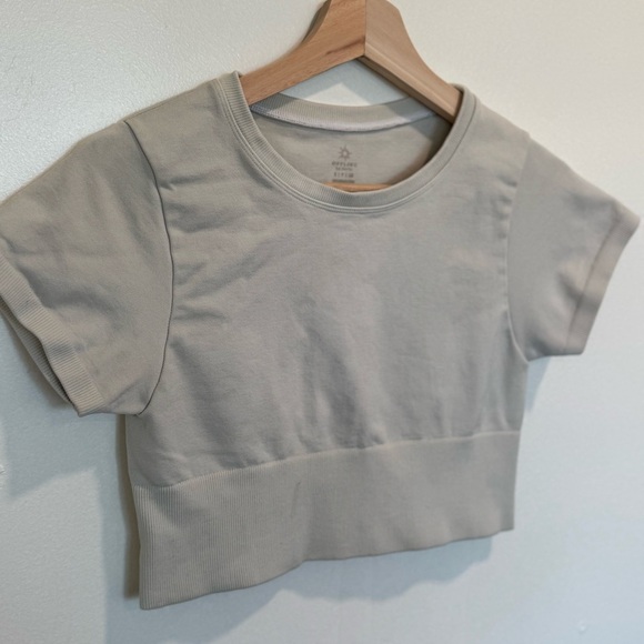 OFFLINE By Aerie Sidewalk Seamless Cream Cropped Work Out T-Shirt Size Small - Picture 2 of 5